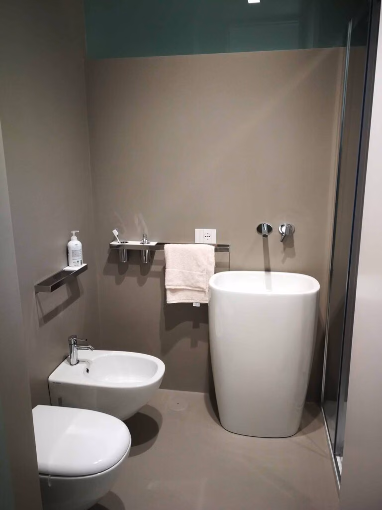 Sanitari e lavabo in un bagno piccolo