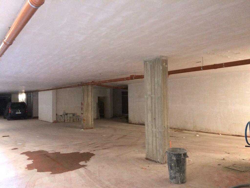 Locale in ristrutturazione con materiali a terra
