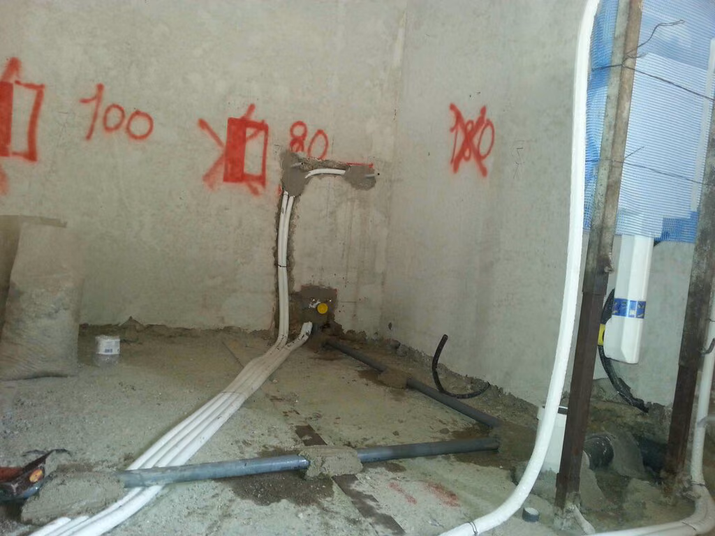 Pareti segnate e da rifare in un cantiere