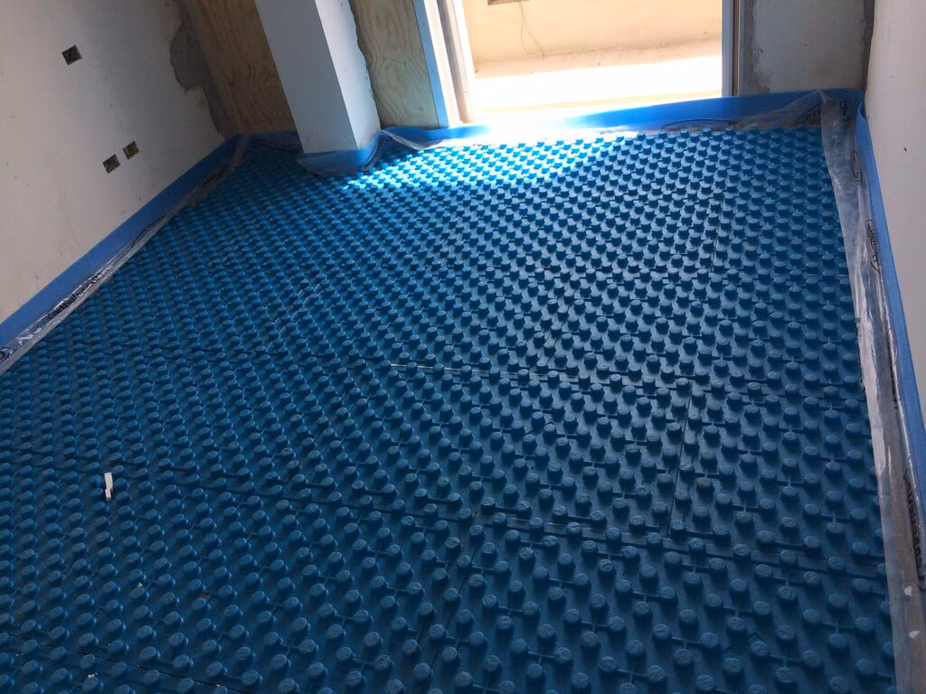 Isolante posato sul pavimento di un locale