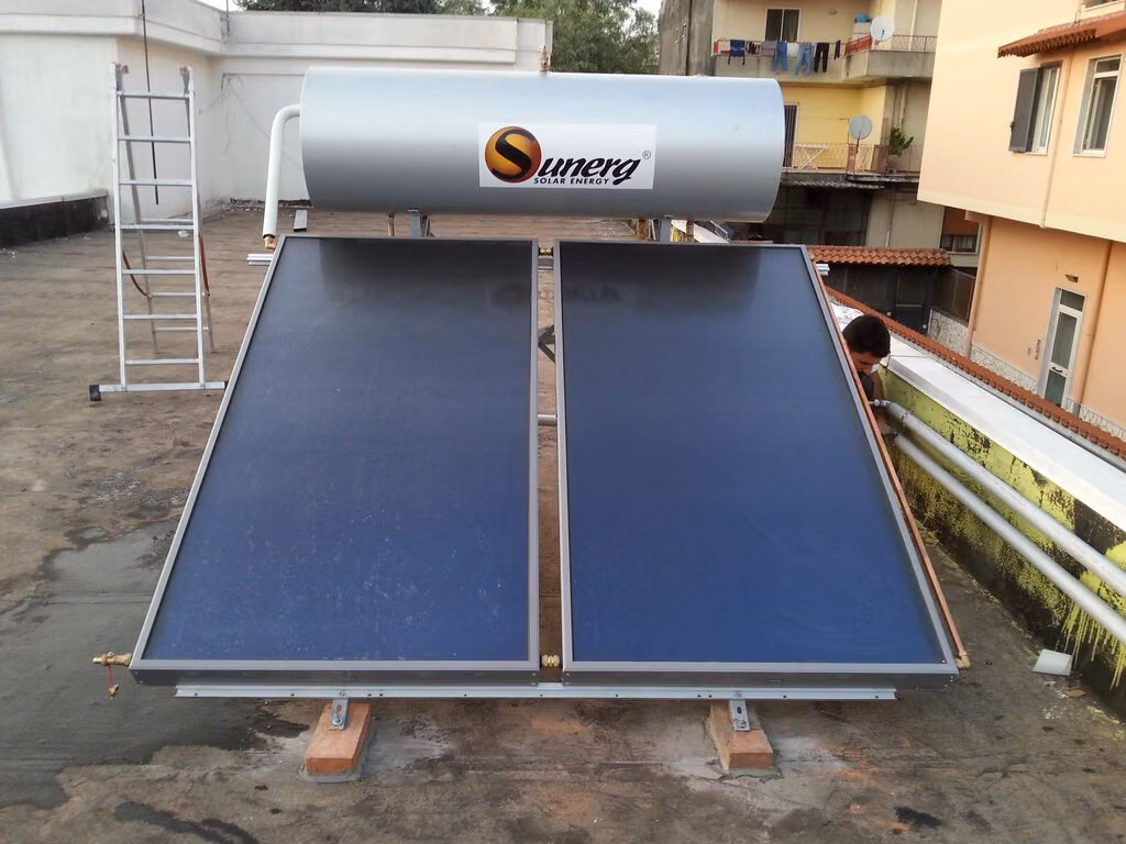Scaldacqua solare con etichetta bianca e blu