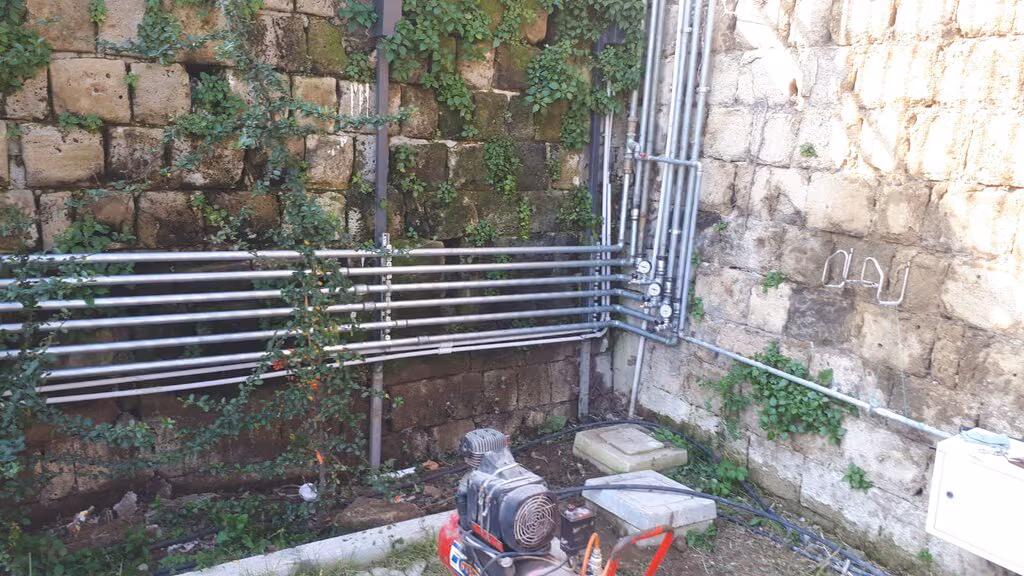 Tubazioni fissate a una parete esterna