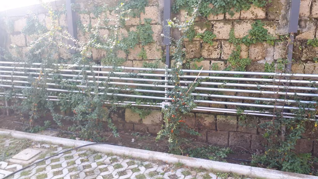 Tubazioni installate su una parete in pietra